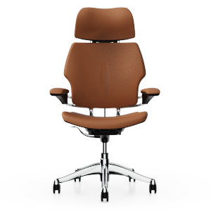 Freedom Headrest，采用 Corvara Saddle/Tan 皮革面料