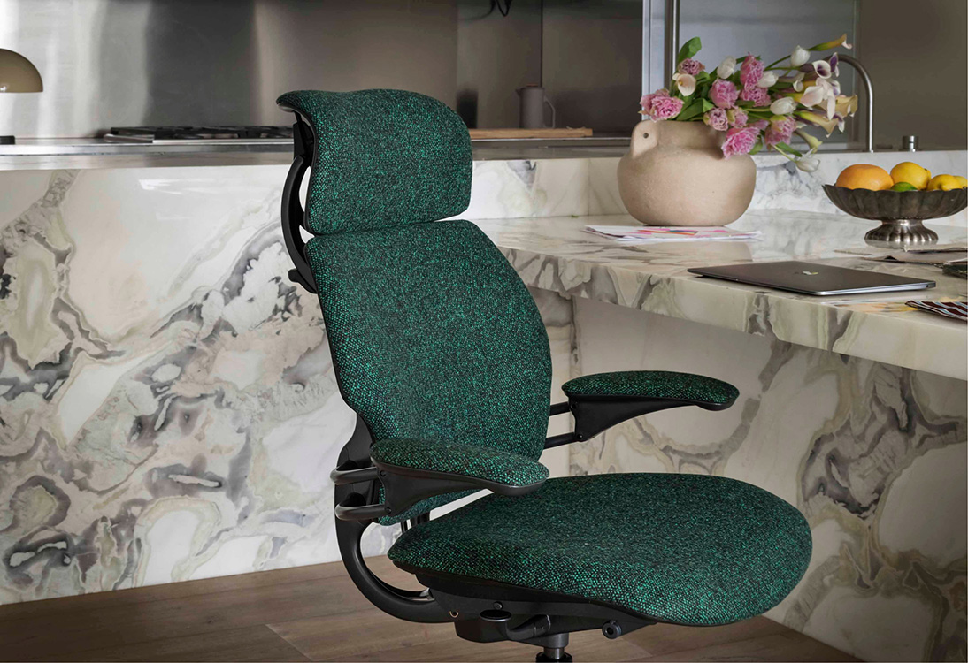 Freedom Headrest，Kvadrat Vanir 织物，石墨色框架