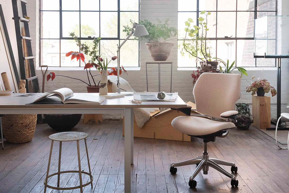 Freedom Task，Kvadrat Coda 2 织物，抛光铝框架